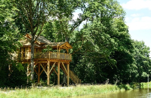 La Bussiere Cottage | LUXURY CABIN WITH SPA IN TREES