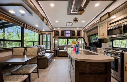 Hochatown Cabin | Luxury Camper- Off campsite- private deck w/Hot Tub