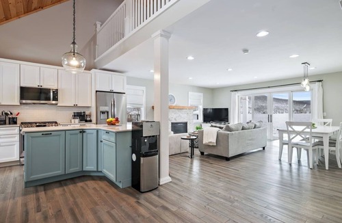 Naples House | Luxury Canandaigua Lakefront- Hot Tub | Dock/Kayak