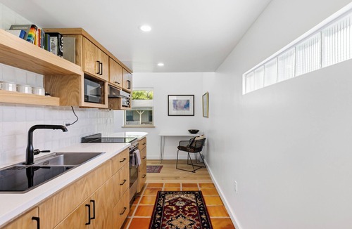 Highland House | Luxury Casita: Private 1-Bedroom Gem with Bright Glassblock Everywhere