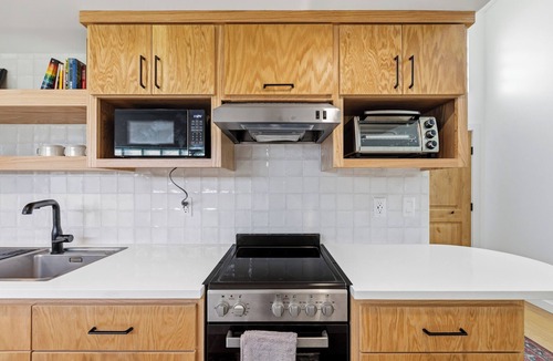 Highland House | Luxury Casita: Private 1-Bedroom Gem with Bright Glassblock Everywhere