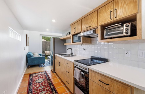 Highland House | Luxury Casita: Private 1-Bedroom Gem with Bright Glassblock Everywhere