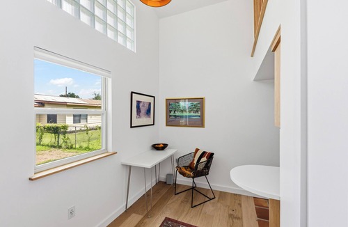 Highland House | Luxury Casita: Private 1-Bedroom Gem with Bright Glassblock Everywhere