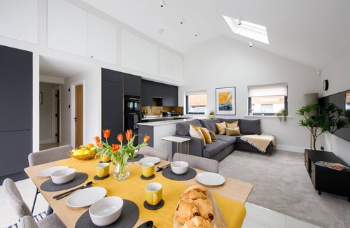 Bosham House | Luxury Cedar Lodge & Pool House