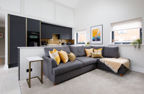 Bosham House | Luxury Cedar Lodge & Pool House