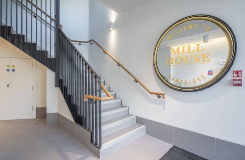 Cambridge Apartment | Luxury Central Apt - Riverside Views & Parking!