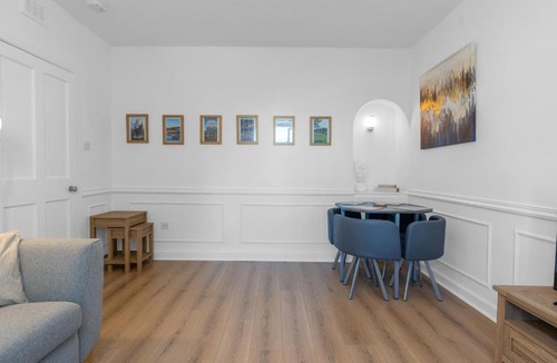 Inveresk Apartment | Luxury Central Hidden Gem