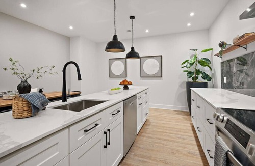 Old Montreal Apartment | Luxury Central Old Port MTL Apt - Notre-Dame