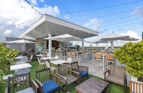 Hollywood Condo | Luxury CH Studio Steps From The Beach Style-CS33