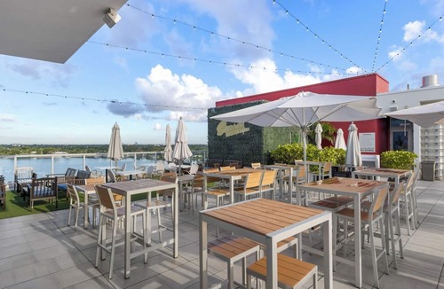 Hollywood Condo | Luxury CH Studio Steps From The Beach Style-CS33