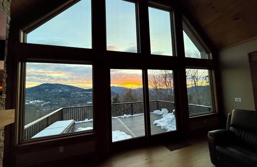 Bartlett House | Luxury Chalet, Big Mountain Views, Hot Tub, fitness room, Chef Kitchen, Fire Pit