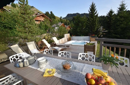 Le Chinaillon Ski Chalet | Luxury Chalet with Ski-In/Ski-Out, Sauna & Outdoor Jacuzzi at Le Grand-Bornand