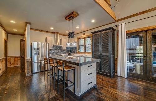 Cherry Log Ski Chalet | Luxury chalet with pool