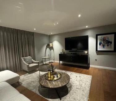 Chelsea Harbour Apartment | Luxury Chelsea Waterfront View