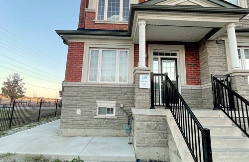 Mount Pleasant Apartment | Luxury Chic 2BED End Unit in Central Brampton