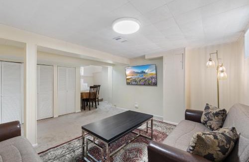 Budlong Woods Apartment | Luxury chicago suite