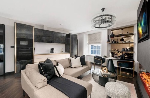 West End Apartment | Luxury City Centre Oasis ~ Lux Spa Bath ~ Romantic