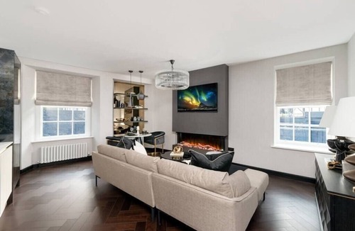 West End Apartment | Luxury City Centre Oasis ~ Lux Spa Bath ~ Romantic