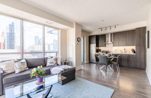 Toronto Entertainment District House | Luxury City View Condo Near FIFA event
