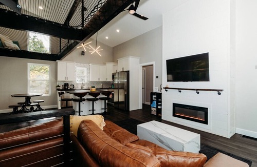 Wellington Cabin | Luxury Cliffside Hammock House