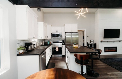 Wellington Cabin | Luxury Cliffside Hammock House