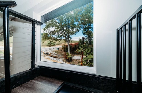 Wellington Cabin | Luxury Cliffside Hammock House