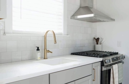 Fort Walton Beach Apartment | Luxury Coastal Studio with Pickleball