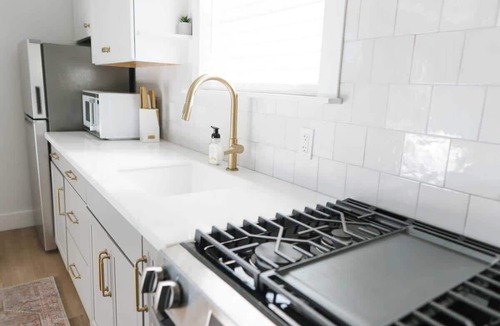 Fort Walton Beach Apartment | Luxury Coastal Studio with Pickleball