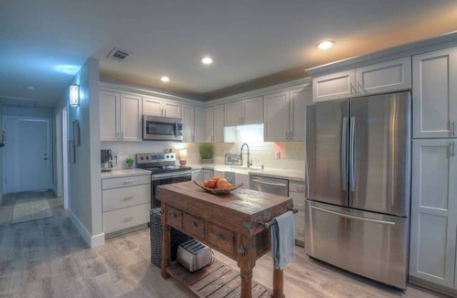Horseshoe Bay Condo | Luxury condo, DISCOUNTED RATES…steps to Lake, sleeps 10, near Yacht Club!
