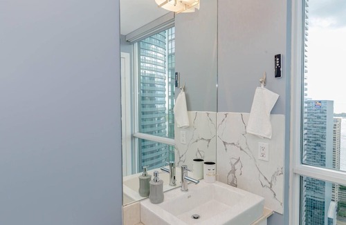 Downtown Toronto Condo | Luxury Condo steps away from CN Tower and Scotiabank Arena