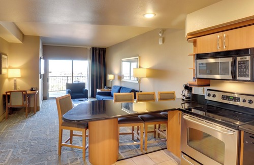 Las Vegas Condo | Luxury Condo Steps From Dining, Bars & Shows!