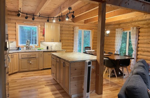 Algonquin Highlands Cottage | Luxury cottage in tranquil Algonquin Highlands with WiFi
