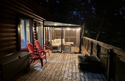 Algonquin Highlands Cottage | Luxury cottage in tranquil Algonquin Highlands with WiFi