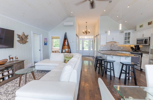 Gravenhurst House | Luxury Cottage, Central Lake Muskoka, Hot Tub!