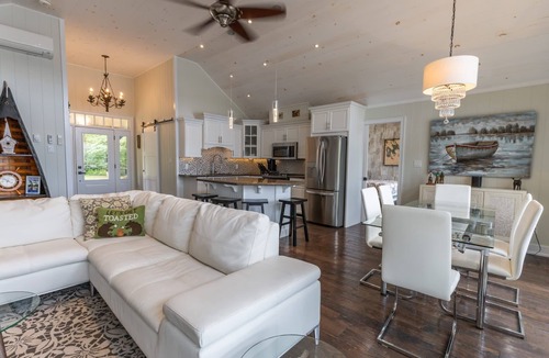 Gravenhurst House | Luxury Cottage, Central Lake Muskoka, Hot Tub!
