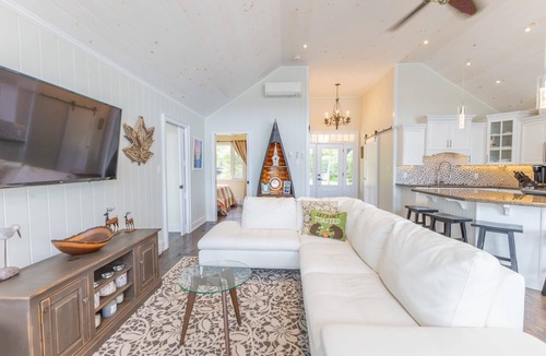 Gravenhurst House | Luxury Cottage, Central Lake Muskoka, Hot Tub!