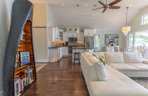 Gravenhurst House | Luxury Cottage, Central Lake Muskoka, Hot Tub!