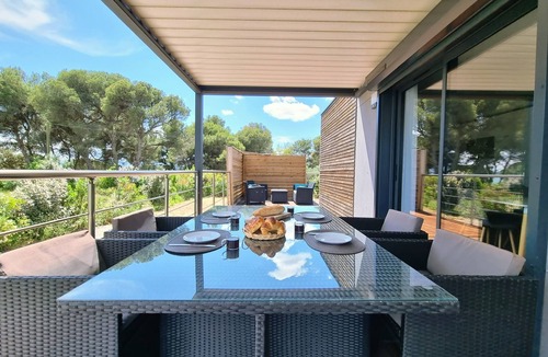 Olonzac House | Luxury cottage with shared pool next to lake