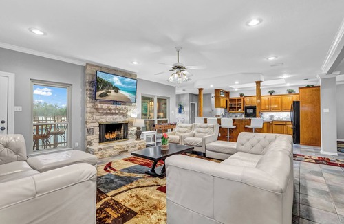 Austin House | ♥Luxury Country Estate,♥Heated Pool,♥Hot Tub,♥close to Downtown,♥Sleeps 20