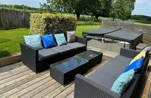 Faversham House | Luxury, countryside barn conversion with Hot tub