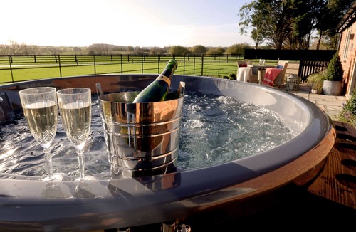 Quedgeley Cottage | Luxury countryside barn conversion with leisure facilities