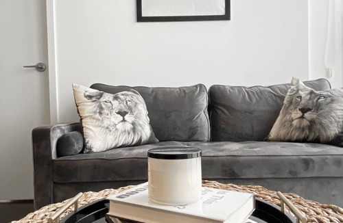 Central Waterfront Condo | LUXURY COUPLE GETAWAY WITH CN TOWER VIEW