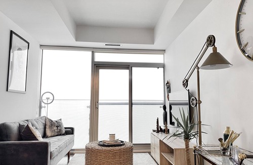 Central Waterfront Condo | LUXURY COUPLE GETAWAY WITH CN TOWER VIEW