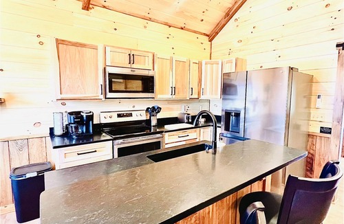 Creola Cabin | LUXURY COUPLES CABIN! Caveside Cabins