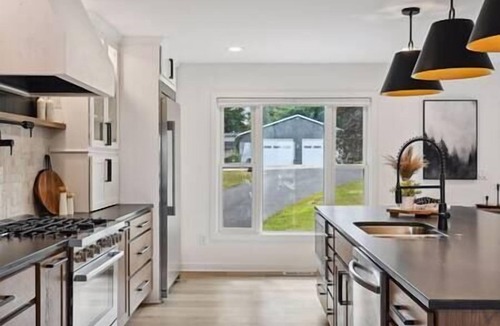 Alexandria House | Luxury Cowdry Cottage Lake Home