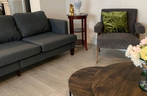 Bowmanville House | Luxury cozy modern house perfect for long stay with pool table