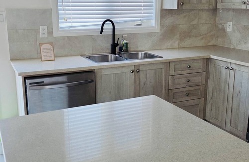 Bowmanville House | Luxury cozy modern house perfect for long stay with pool table