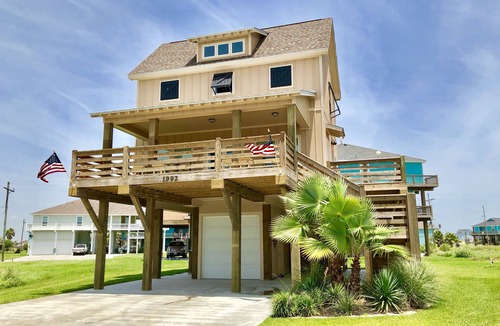 Crystal Beach House | Luxury Crystal Beach Retreat Shuffleboard Fenced Yard Walk to Beach