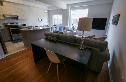 Stoney Creek House | Luxury Curated Stay – Steps from Lake Ontario