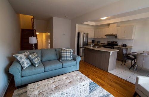 Stoney Creek House | Luxury Curated Stay – Steps from Lake Ontario